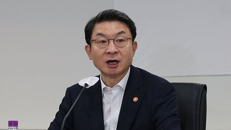 19일 서울 여의도 중소기업중앙회에서 열린 '생산적 금융 대전환 회의'에서 이억원 금융위원장이 발언하고 있다. /연합뉴스