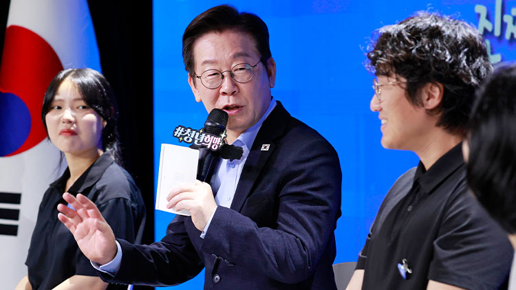 이재명 대통령이 19일 서울 마포구 구름아래 소극장에서 열린 2030 청년 소통·공감 토크콘서트에서 발언하고 있다. /대통령실통신사진기자단