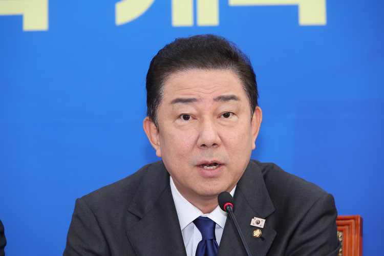 더불어민주당 김병기 원내대표가 21일 서울 여의도 국회에서 취임 100일 기자간담회를 하고 있다. /연합뉴스 