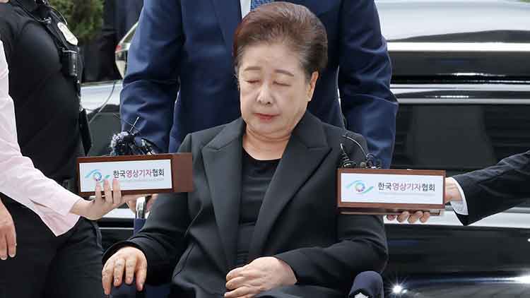 윤석열 정권과 통일교가 연관된 '정교유착 국정농단' 의혹을 받는 한학자 통일교 총재가 22일 서울중앙지법에서 구속 전 피의자 심문(영장실질심사)을 받기 위해 출석하고 있다. /연합뉴스