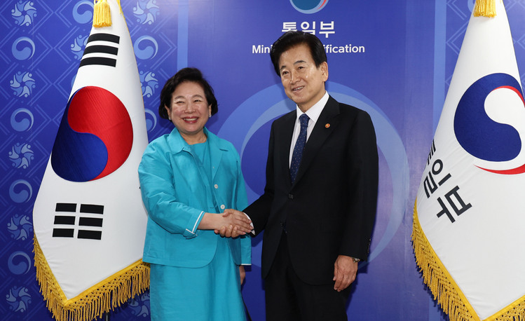 정동영 통일부 장관과 현정은 현대그룹 회장이 22일 서울 종로구 정부서울청사 통일부에서 만나 면담에 앞서 기념촬영을 하고 있다. /연합뉴스 