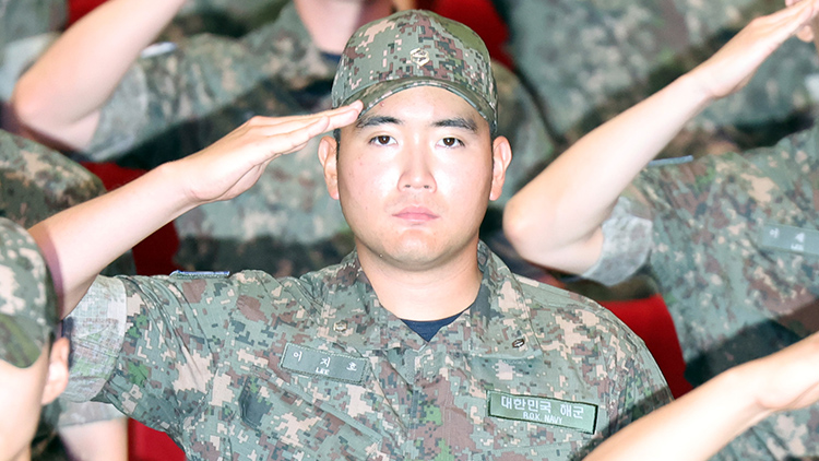 이재용 삼성전자 회장의 장남 이지호 씨 등이 23일 오전 경남 창원시 진해구 해군사관학교 웅포 강당에서 열린 '제139기 해군 사관후보생 입교식'에서 경례하고 있다. 이씨를 포함한 139기는 지난 15일 입영해 보급품 수령, 신체검사 등 1주일간 가입교 기간을 거쳤고, 11주간의 훈련 기간을 포함해 총 39개월 군 생활을 한다. /연합뉴스 