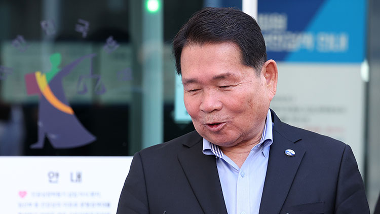 불법선거운동과 뇌물수수 혐의로 기소된 신경호 강원특별자치도교육감이 23일 춘천지법에서 열린 선고공판에 참석한 뒤 심경을 밝히고 있다. /연합뉴스