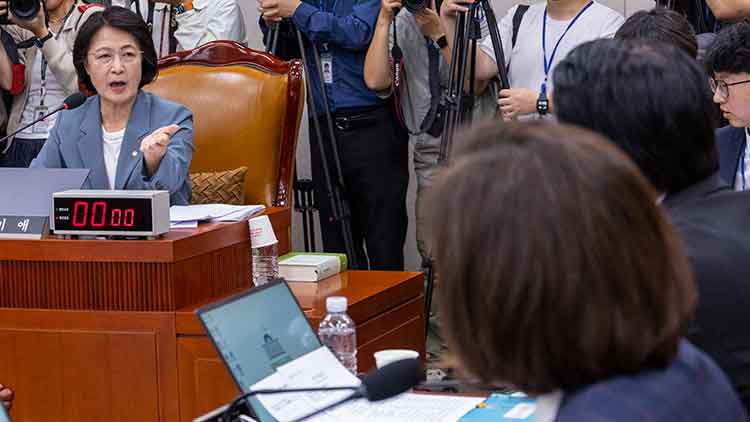 추미애 국회 법제사법위원장이 지난 24일 국회에서 열린 법제사법위원회 전체 회의에서 국민의힘 나경원, 곽규택 의원이 2025년 국정감사 증인 출석안을 두고 항의하자 이를 반박하고 있다. /연합뉴스