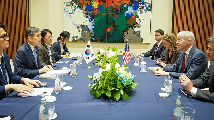 제80차 유엔총회 고위급 회기 참석 중인 조현 외교부 장관이 25일(현지시간) 미국 뉴욕에서 크리스 라이트 미국 에너지부 장관과 면담을 갖고 있다. /연합뉴스