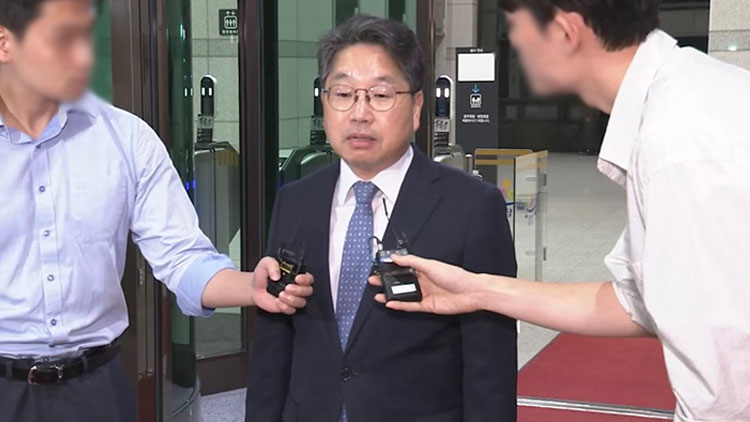 노만석 검찰총장 직무대행이 26일 서울 서초구 대검찰청 앞에서 정부조직법 수정안의 국회 본회의 통과 관련 입장을 밝히고 있다.
    이재명 정부의 첫 정부조직 개편 방향을 담은 정부조직법 개정안은 검찰청을 폐지하고 중대범죄수사청(중수청)과 공소청을 신설해 검찰의 수사·기소 기능을 분리하는 내용을 담고 있다. /연합뉴스TV 제공