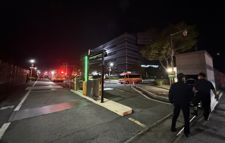 지난 26일 오후 8시 20분께 대전 유성구 화암동 국가정보자원관리원에서 리튬배터리 화재가 발생, 소방당국이 진화작업을 벌이고 있다.  /연합뉴스 