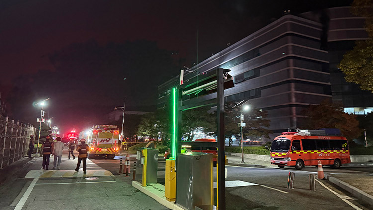 지난 26일 오후 8시 20분께 대전 유성구 화암동 국가정보자원관리원에서 리튬배터리 화재가 발생, 소방당국이 진화작업을 벌이고 있다. /연합뉴스 