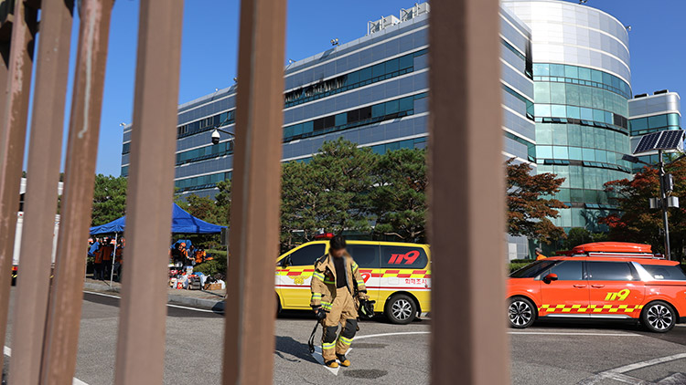 27일 대전 유성구 국가정보자원관리원 인근에서 현장 통제가 이뤄지고 있다. 전날 오후 8시 20분께 전산실에서 리튬이온 배터리 폭발로 화재가 발생했다. 소방당국은 9시간 50분 만인 이날 오전 6시 30분께 초진 완료했다.  /연합뉴스