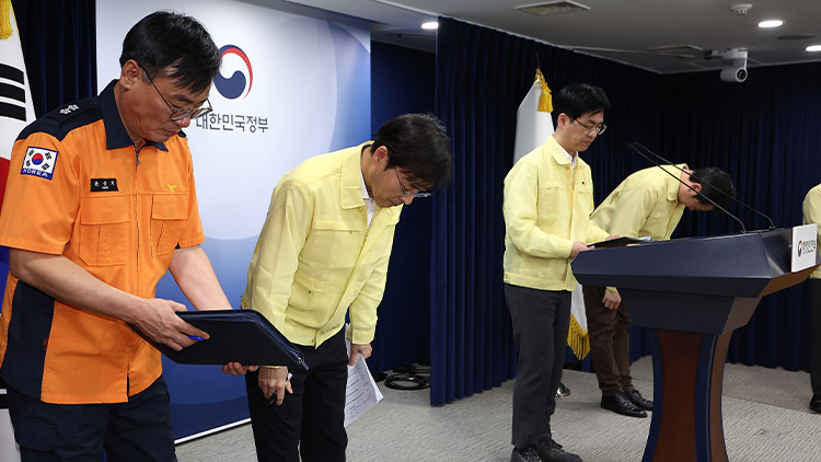 27일 오전 서울 종로구 정부서울청사 브리핑실에서 열린 '국가정보자원관리원 정부 서비스 장애 관련 브리핑'에서 김민재 행정안전부 차관을 비롯한 참석자들이 인사하고 있다. 왼쪽부터 윤상기 소방청 장비기술국장, 이용석 행정안전부 디지털정부혁신실장, 김 차관, 이재용 국가정보자원관리원장. /연합뉴스