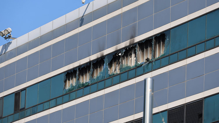 27일 대전 유성구 국가정보자원관리원 5층 전산실 창문이 리튬이온 배터리 폭발 화재로 불에 타 있다. /연합뉴스