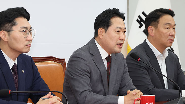 국민의힘 장동혁 대표가 27일 서울 여의도 국회에서 여당 주도의 정부조직법 본회의 처리, 이재명 대통령 방미 결과 등 현안 관련 기자간담회를 하고 있다. /연합뉴스