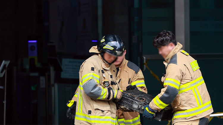 지난 27일 대전 유성구 국가정보자원관리원(국정자원)에서 소방대원이 불에 탄 배터리를 옮기고 있다. /연합뉴스