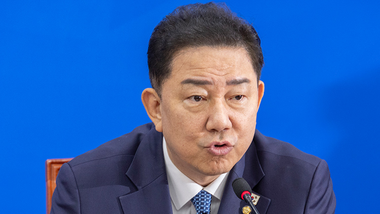 더불어민주당 김병기 원내대표가 30일 국회에서 열린 원내대책회의에서 발언하고 있다. /연합뉴스