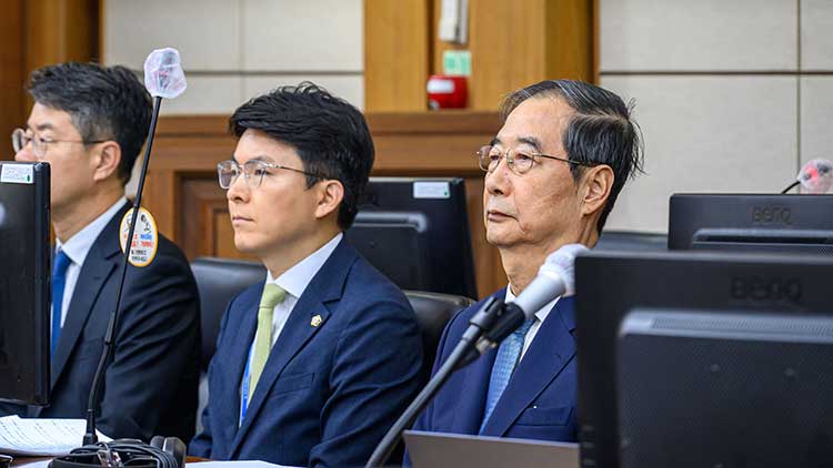 한덕수 전 국무총리(오른쪽)가 30일 서울 서초구 서울중앙지법에서 열린 내란 우두머리 방조 및 위증 등 혐의로 재판에 피고인으로 출석해 있다. /연합뉴스 