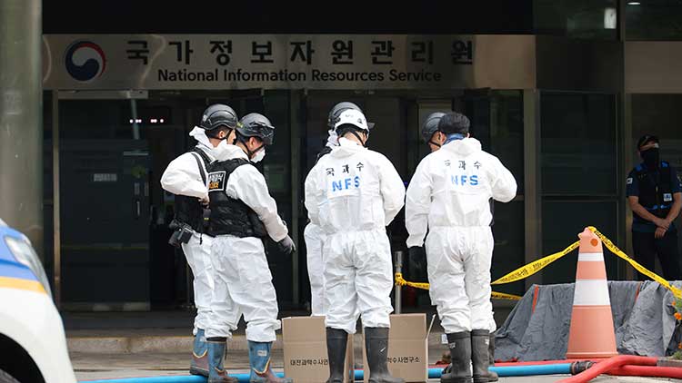 30일 오전 대전 유성구 국가정보자원관리원(국정자원) 화재 현장에서 감식 관계자들이 4일차 현장 감식을 준비하고 있다. 앞서 지난 26일 정부 전산시스템이 있는 국정자원에서 리튬이온배터리 화재가 발생해 정부 전산 서비스가 대규모로 마비된 바 있다. /연합뉴스 