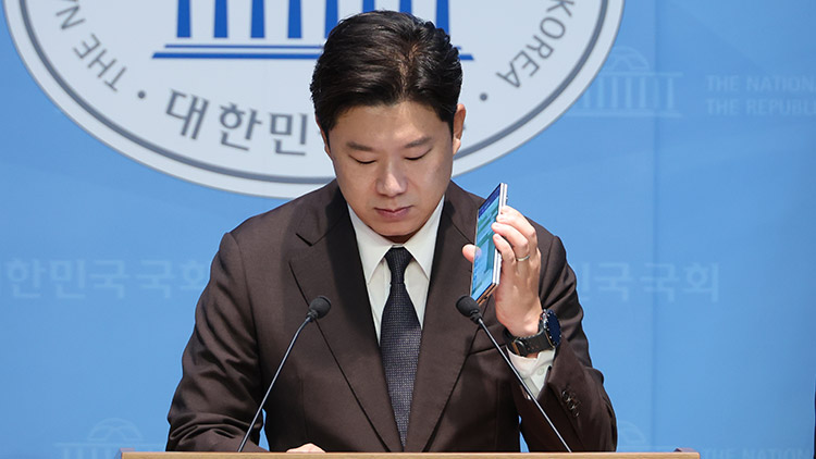 국민의힘 진종오 의원이 30일 서울 여의도 국회 소통관에서 더불어민주당의 특정종교단체 신도를 동원한 권리당원 조작 시도 의혹을 폭로하며 제보 통화 녹취를 공개하고 있다.  /연합뉴스