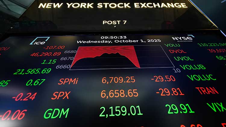 뉴욕 증권거래소 현장에서 트레이더들이 작업하는 동안 재무정보가 표시되고 있다. /AP=연합뉴스