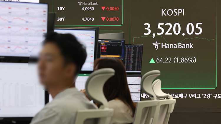 코스피가 장중 3,500선을 돌파한 2일 서울 중구 하나은행 딜링룸에서 딜러들이 모니터를 주시하고 있다. /연합뉴스 