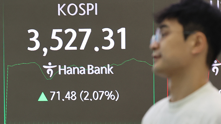 코스피가 장중 3,500선을 돌파한 2일 서울 중구 하나은행 딜링룸에서 한 딜러가 자리로 향하고 있다. /연합뉴스 