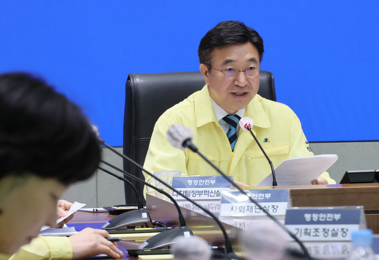 윤호중 행정안전부 장관이 3일 서울 종로구 정부서울청사에서 국가정보자원관리원 행정정보 시스템 화재 관련 중앙재난안전대책본부 9차 회의를 주재하고 있다. /연합뉴스 