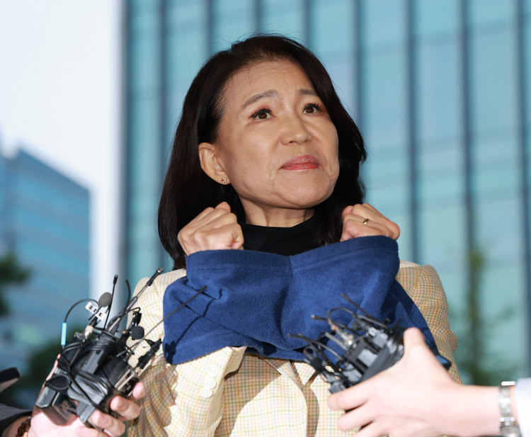 국가공무원법 및 공직선거법 위반 등의 혐의로 체포된 이진숙 전 방송통신위원장이 지난 2일 서울 영등포경찰서로 압송되며 취재진에 발언하고 있다. /연합뉴스 