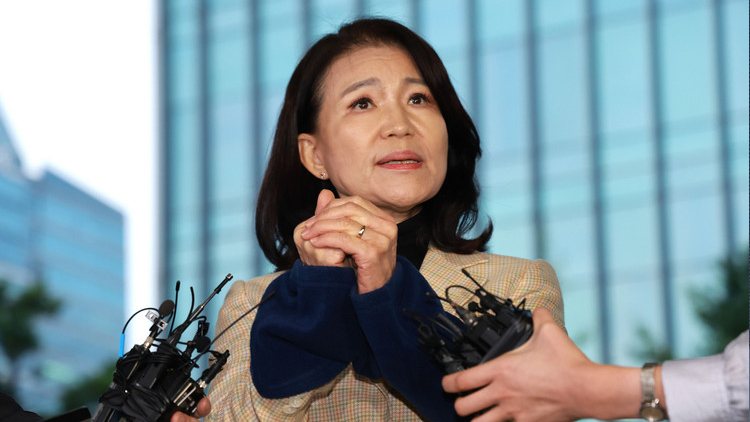 국가공무원법 및 공직선거법 위반 등의 혐의로 체포된 이진숙 전 방송통신위원장이 지난 2일 서울 영등포경찰서로 압송되며 취재진에 발언하고 있다. /연합뉴스