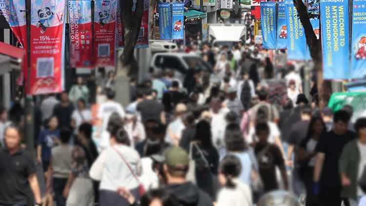 지난 2일 서울 명동 거리가 외국인 관광객과 시민들로 북적이고 있다. /연합뉴스