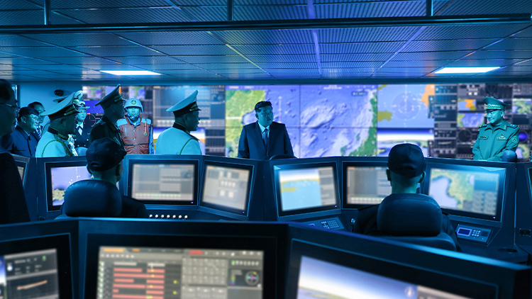 김정은 북한 국무위원장이 5일 무장장비전시회 참관 일정으로 5천t급 신형 구축함 '최현호'를 돌아봤다고 조선중앙통신이 6일 보도했다. /연합뉴스 