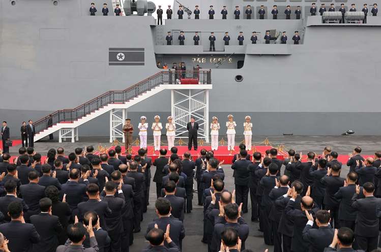 김정은이 5일 무장장비전시회 참관 일정으로 5천t급 신형 구축함 '최현호'를 돌아봤다고 조선중앙통신이 6일 보도했다