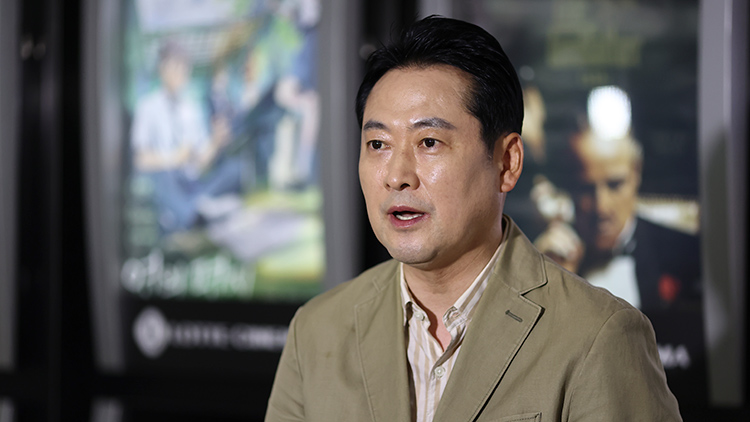 국민의힘 장동혁 대표가 7일 건국전쟁2 영화를 관람하기 앞서 서울 롯데시네마 영등포점에서 취재진 질문에 답하고 있다. /연합뉴스