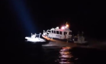 지난 6일 새벽, 해경이 밀입국을 시도하는 중국 보트를 쫓고 있는 모습 / 출처 : 태안해양경찰서