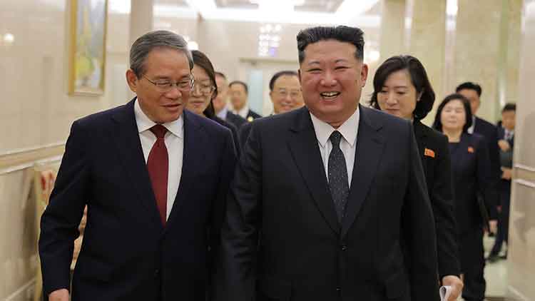 김정은 국무위원장이 지난 9일 중국 당 및 정부 대표단을 인솔하고 북한을 공식 친선 방문 중인 중국공산당 중앙위원회 정치국 상무위원회 위원이자 중국 국무원 총리 리창을 접견하고 친선적인 담화를 나눴다고 조선중앙통신이 10일 보도했다. /연합뉴스