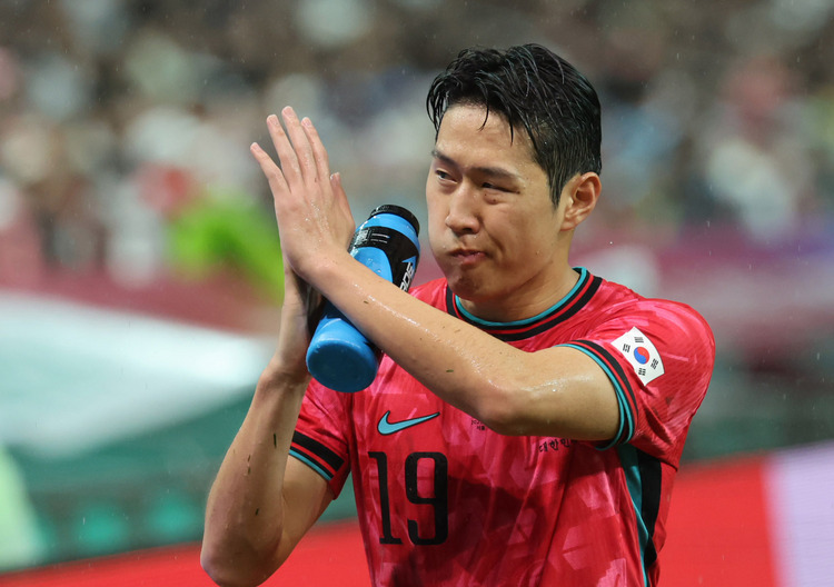 지난 10일 서울 마포구 서울월드컵경기장에서 열린 한국과 브라질 축구 대표팀의 친선경기. 이강인이 교체로 물러나며 손을 흔들고 있다. /연합뉴스 