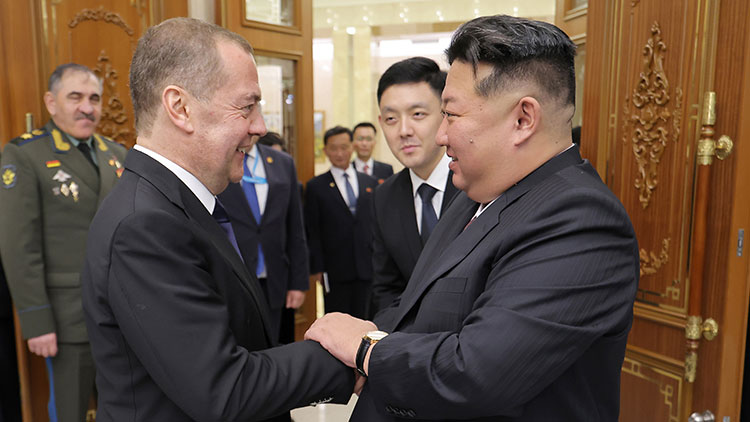 김정은 국무위원장이 지난 10일 노동당 창건 80주년을 맞아 북한을 방문 중인 드미트리 메드베데프 통일러시아당 위원장을 접견했다고 조선중앙통신이 11일 보도했다. /연합뉴스