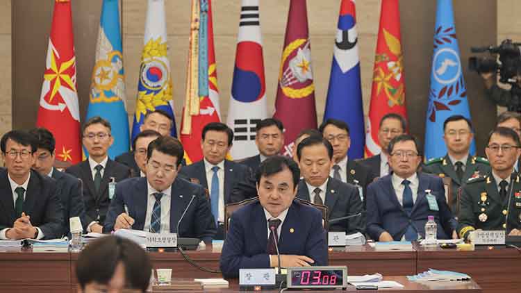 이재명 정부 첫 국정감사가 시작된 13일 서울 용산구 국방부 청사에서 열린 2025 국방부 국정감사에서 안규백 국방부 장관이 위원질의에 답변하고 있다. /국회사진기자단
