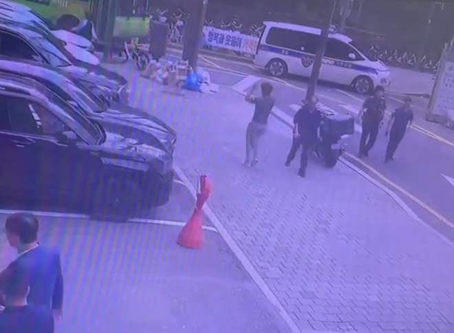 기동순찰대 경찰관들이 현장에 도착해 순찰하는 모습