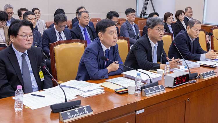 반상권 방송미디어통신위원회 위원장 직무대리가 14일 국회 과학기술정보방송통신위원회에서 열린 2025년도 국정감사에서 의원 질의에 답하고 있다. /연합뉴스 