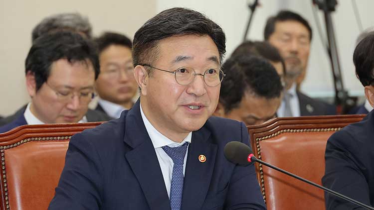 윤호중 행정안전부 장관이 14일 서울 여의도 국회에서 열린 행정안전위원회 국정감사에서 의원 질의에 답변하고 있다. /연합뉴스