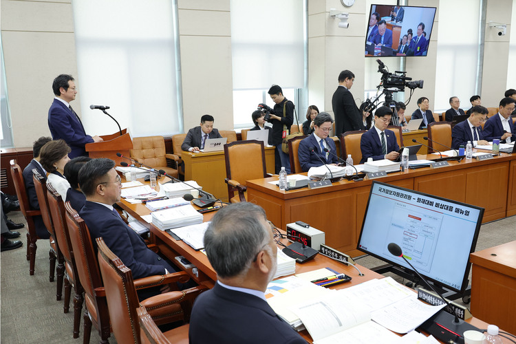 이재용 국가정보자원관리원장이 14일 서울 여의도 국회에서 열린 행정안전위원회 국정감사에서 의원 질의에 답변하고 있다. /연합뉴스 