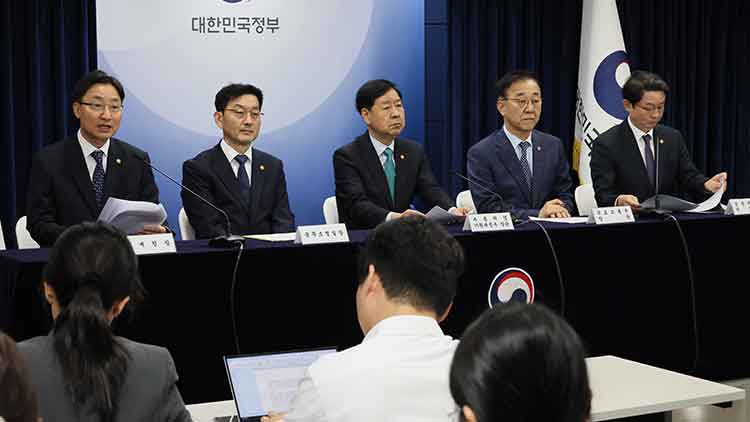 임광현 국세정창이 15일 서울 종로구 정부서울청사에서 주택시장 안정화 대책 관계부처 합동브리핑을 하고 있다.
    왼쪽부터 임광현 국세정창, 윤창렬 국무조정실장, 구윤철 부총리 겸 기획재정부 장관, 김윤덕 국토교통부 장관, 이억원 금융위원장. /연합뉴스