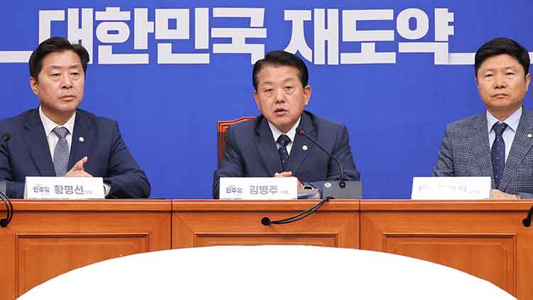 더불어민주당 김병주 최고위원이 15일 서울 여의도 국회에서 열린 재외국민 안전대책단 첫 회의에서 발언하고 있다. /연합뉴스