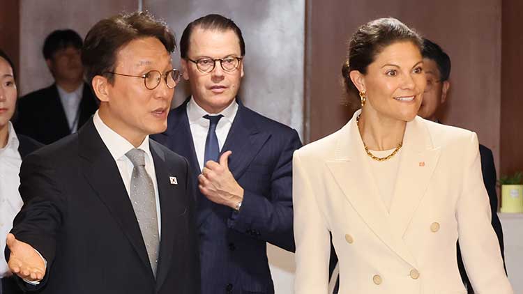 김민석 국무총리가 15일 서울 종로구 정부서울청사에서 빅토리아 스웨덴 왕세녀와 함께 면담을 위해 입장하고 있다. /연합뉴스