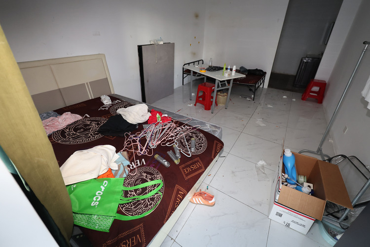 16일(현지시간) 캄보디아 프놈펜 인근 범죄단지인 태자단지 내부에 생활흔적이 남아있다. /연합뉴스  