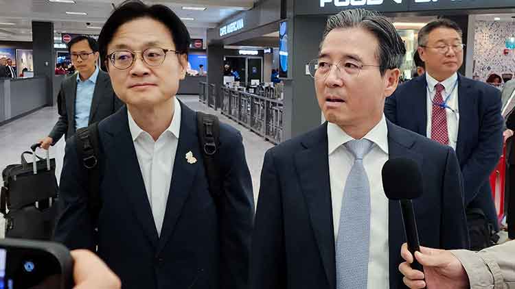 김용범 대통령실 정책실장(오른쪽)과 김정관 산업통상부 장관이 한미 관세 및 무역협상 후속 논의를 위해 16일(현지시간) 미국 워싱턴DC 인근 덜레스 국제공항을 통해 입국한 뒤 취재진의 질문에 답하고 있다. /연합뉴스