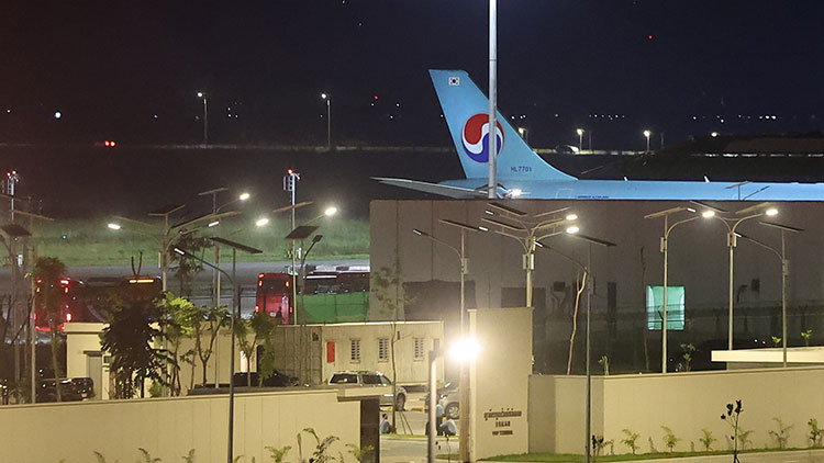 캄보디아 온라인 사기에 가담해 구금된 한국인들 탑승한 버스가 17일(현지시간) 캄보디아 프놈펜 인근 테초국제공항에서 송환을 위해 마련된 전세기로 향하고 있다. /연합뉴스