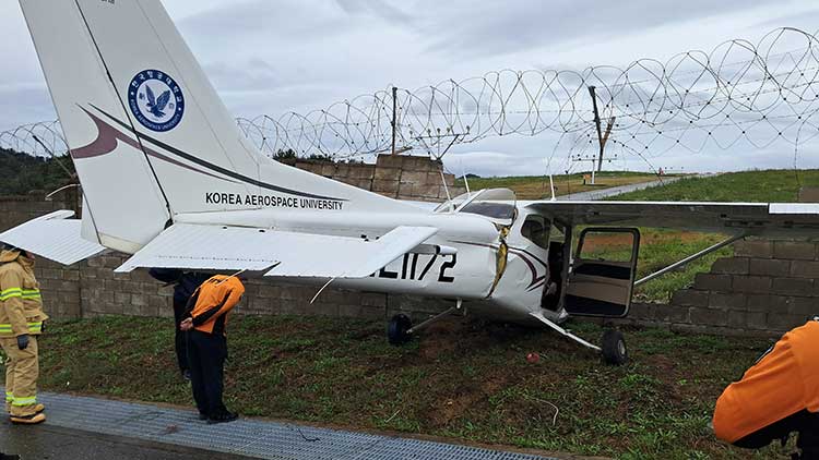  18일 오전 경북 울진군 기성면 울진공항 출장소 인근에서 경비행기가 불시착했다. 소방당국 등에 따르면 사고비행기는 착륙 도중 울진공항 담벼락에 기체 앞부분이 충돌한 것으로 전해졌다. 이 사고로 비행기에 타고 있던 조종교관 1명과 조종훈련생 1명 등 총 2명이 경상을 입었다. 사진은 사고 현장 모습. /연합뉴스