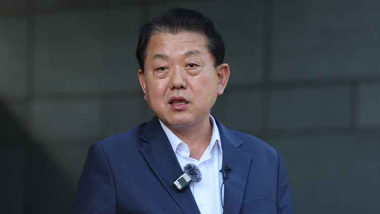 더불어민주당 재외국민안전대책단 단장인 김병주 최고위원이 18일(현지시간) 캄보디아 프놈펜에 있는 주캄보디아 한국 대사관 앞에서 한국인 구출 관련 내용을 브리핑하고 있는 모습 /연합뉴스