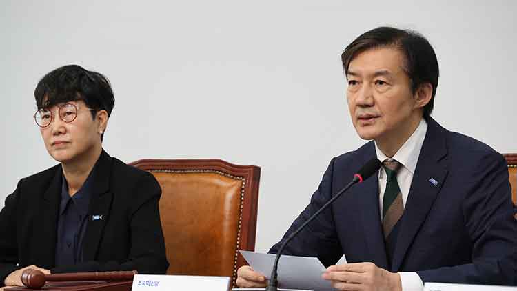 조국혁신당 조국 비상대책위원장이 20일 서울 여의도 국회에서 열린 비상대책위원회의에서 발언하고 있다. /연합뉴스