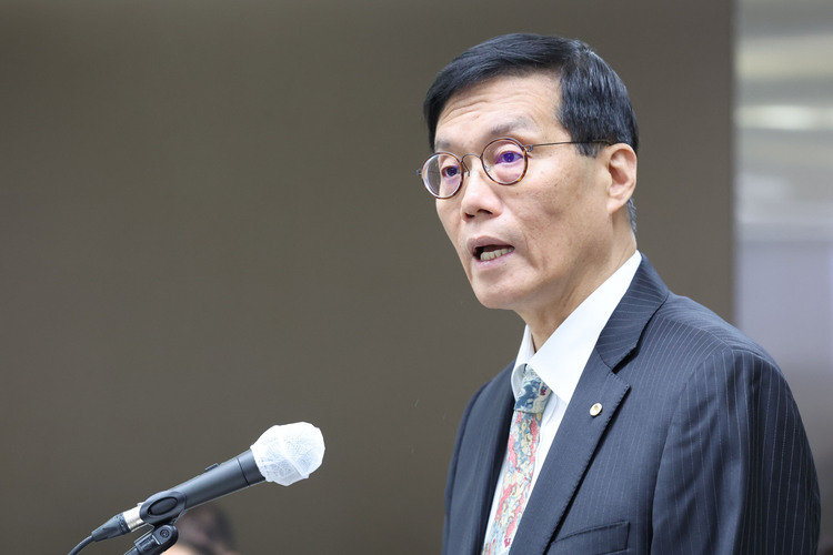 이창용 한국은행 총재가 20일 서울 중구 한국은행에서 열린 국회 기획재정위원회의 한국은행에 대한 국정감사에서 업무보고를 하고 있다. /공동취재
